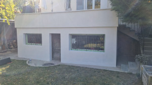 Photo de galerie - - Décapage du mur
- Réparation des fissures
- Réalisation de filets sur tout le mur
- Crépissage en deux couches
- Peinture en troisième couche