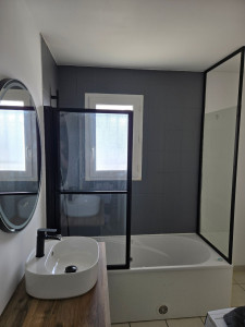 Photo de galerie - Rafraîchissement de cette salle de bain, plafond, mur ainsi que peinture sur carrelage 