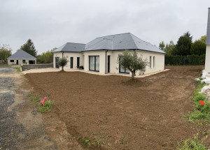 Photo de galerie - Remblais de finition, allée gravillonnée, plantation d’oliviers et mise en place d’un gazon 