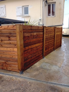 Photo de galerie - Palissade en Pin marron