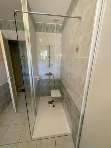Photo de galerie - Remplacement d’un receveur de douche et installation d’un siège PMR 