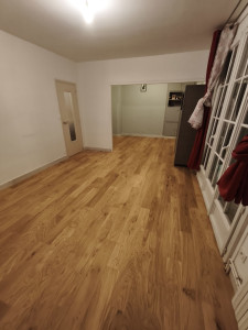 Photo de galerie - Pose de parquet coller en chêne. 

