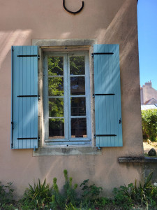 Photo de galerie - Rénovation de paire de volet en peinture  pour les protéger des intempéries et de l'hiver afin qu'éviter de les pourrirs 