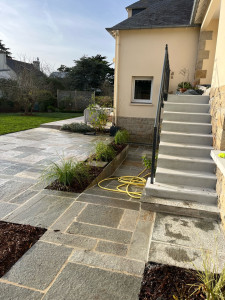 Photo de galerie - Pose d’un dallage en pierre de luzerne 