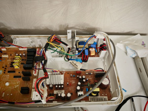 Photo de galerie - La répartition d'un frigo. Remplacement de la carte de mère. 