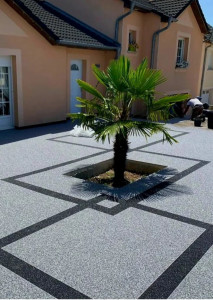 Photo de galerie - Moquette de pierre réalisée à partir de marbre concassé, assurant un excellent drainage de l’eau et une finition antidérapante. Personnalisable à 100%.