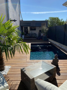 Photo de galerie - Installation terrasse bois autour d'une piscine