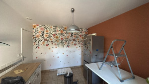 Photo de galerie - Peindre les murs avec des couleurs ‏ et un mur avec le plafond en blanc + tapisserie panoramique sur un mur 