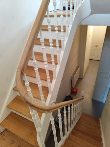 Photo de galerie - Ponçage escalier ,mise peinture, vitrification 