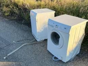Photo de galerie - Récupération de vieilles machines à laver et sèche linge 