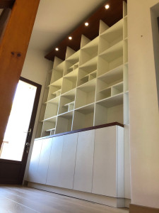 Photo de galerie - Pose d'un parquet flottant en chêne et pose d'une bibliothèque crée sur mesure