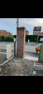 Photo de galerie - Réalisation d’un pilier en brique avec rejointoiement ton pierre  