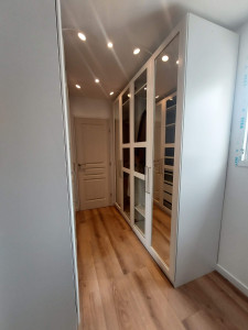 Photo de galerie - Montage de 2 moubles face a face sur mesure.