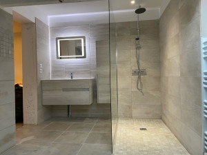 Photo de galerie - Rénovation complète d’une salle de bain, pose du receveur et du carrelage au sol sur plancher bois.