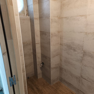 Photo de galerie - La pose de ce petit carrelage a été réalisée avec soin sur une surface bien préparée.