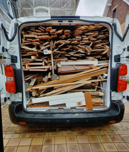 Photo de galerie - Démontage et enlèvement  à la déchetterie .                                petite grange  + vide grenier 