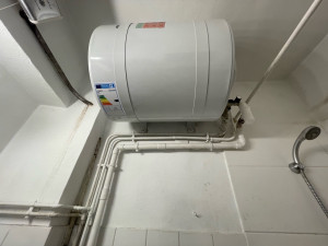 Photo de galerie - Ballon d’eau chaude, recherche de fuite. Action. Difficile réparation à votre disposition. Merci