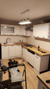 Photo de galerie - Montage meuble cuisine en kit 
pose machine à laver Haute plaque cuisson 
lave vaisselle évier encastrable 