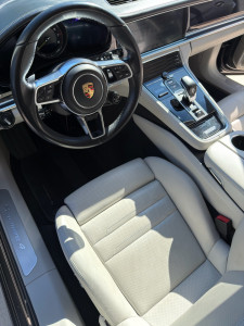 Photo de galerie - Nettoyage intérieur complet d’une Porsche Panamera 4 Hybrid : sièges en cuir, tapis, moquettes et surfaces intérieures nettoyés avec soin pour retrouver un habitacle propre et soigné. Clinya prend soin de votre véhicule dans les moindres détails.