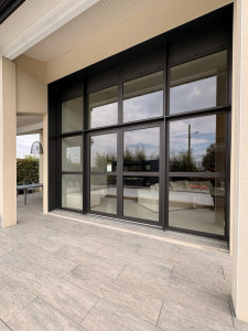 Photo de galerie - Pose d’un grand châssis composé d’une porte d’entrée à 2 vantaux ainsi de divers vitrage de différentes taille