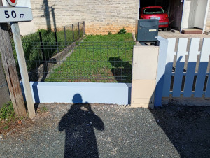 Photo de galerie - Reprise de peinture sur petit muret extérieure 