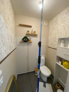 Photo de galerie - Les toilettes ont été peint d’une couleur crème ainsi que les murs opposé avec une tapisserie décorative ainsi que des moulures pour délimiter le côté peinture et le côté papier peint 