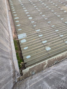 Photo de galerie - Réparation des points d'infiltration sur toiture en fibrociment.