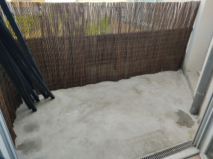 Photo de galerie - Aménagement terrasse (fixation du brise vue et géotextile sous bassement)