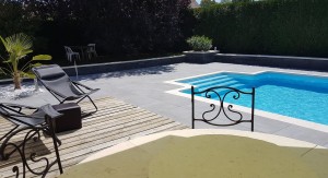 Photo de galerie - Résultat final piscine :
- Terrasse bois
- Terrasse grès
- Mur enceinte avec parement
- Aménagement paysager
