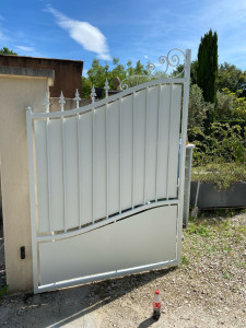 Photo de galerie - Ponçage, application anti rouille et remise en peinture sur deux couche