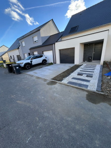 Photo de galerie - Création d’un béton balayé pour stationnement de voiture, création d’une allée avec des pas japonais en ardoise, création d’une chaînette de pavés