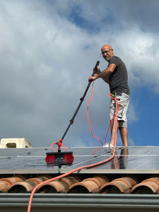Photo de galerie - Laveur de panneaux solaire 