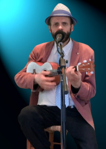 Photo de galerie - Je joue de toutes les sortes de ukulélé.