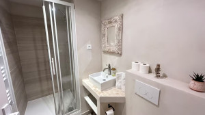 Photo de galerie - Salle de bain béton airBnB