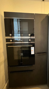 Photo de galerie - Installation et intégration d’électroménager encastré : pose d’un four, micro-ondes et réfrigérateur dans une colonne de cuisine. Alignement précis, finitions propres et rendu moderne