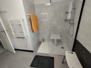 Photo de galerie - Rénovation complète d'une salle de bain pratique pour PMR à Panazol (après)