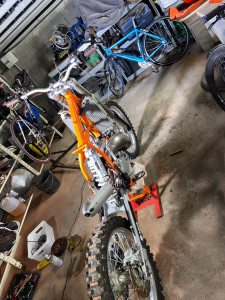 Photo de galerie - Remontage complet 125 sx après peinture du cadre 