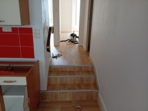 Photo de galerie - Réalisation de lino dans 4 pièces. 


réalisation de lino , dans 4 pièces plus escalier. 


