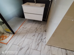 Photo de galerie - Pose du carrelage avec joins