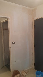 Photo de galerie - Avant travaux, décollage du papier peint et reprise des défauts sur mur avant peinture