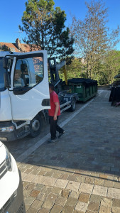 Photo de galerie - Pose de benne pour évacuation de déchets vert, gravât , terre 
