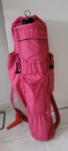 Photo de galerie - La housse de mon sac de transport du tapis de yoga, entièrement doublée, avec de multiples poches pour accessoires et des bretelles pour le porter comme un sac à dos