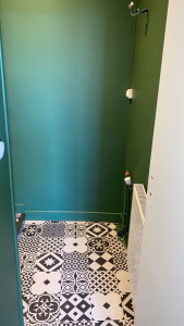 Photo de galerie - Réalisation carrelage et peinture murale pour une salle de bain 