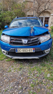 Photo de galerie - Travaux de carrosserie sur cette dacia avec le remplacement du capot, des phares, du bouclier et calandre, du pare choc, de la traverse supérieure et du radiateur. 