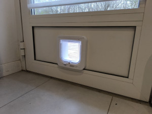 Photo de galerie - Installation d'une chatière électronique sur porte en aluminium 