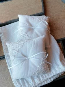 Photo de galerie - Réalisation de coussins à alliance dans les chutes de la robe d'une mariée. 