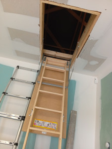 Photo de galerie - Pose d'un escalier pliable comble avec chevêtre 
