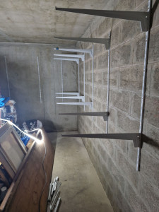 Photo de galerie - Montage support étagères Paris 10.