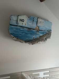 Photo de galerie - Fabrication d un support pour accrocher ce tableau fait avec l arrière d une barque 