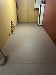 Photo de galerie - Pose de lino sur plancher bois, avec préparation du support, traitement des joints et finitions soignées.